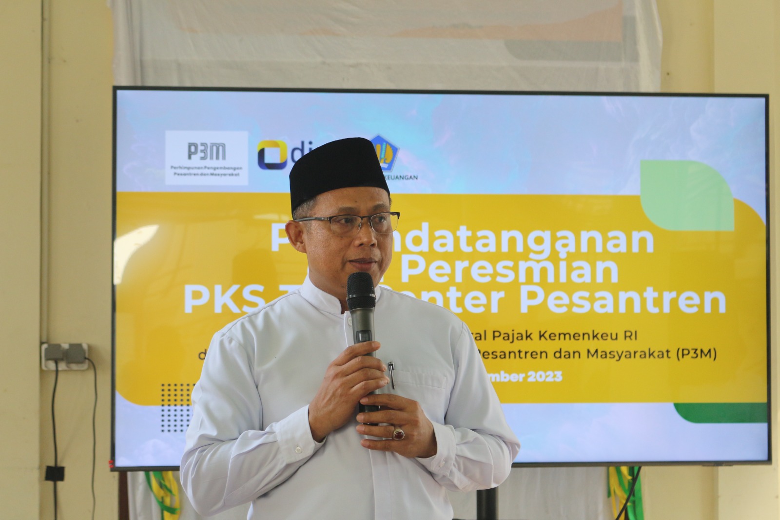 Direktur P3M Kiai Sarmidi Husna sedang memberikan sambutannya
