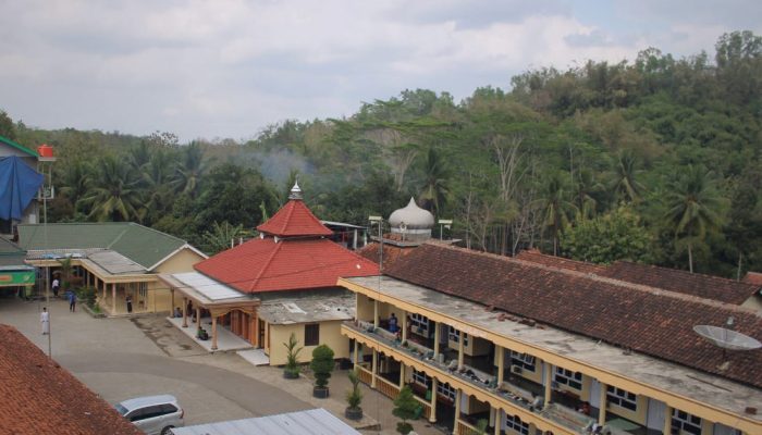 Jejak Sunyi Pondok Pesantren Al-Iman Bulus