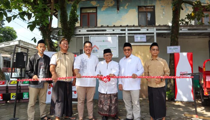 Pesantren Cijawura Resmikan Rumah Pengelolaan Sampah
